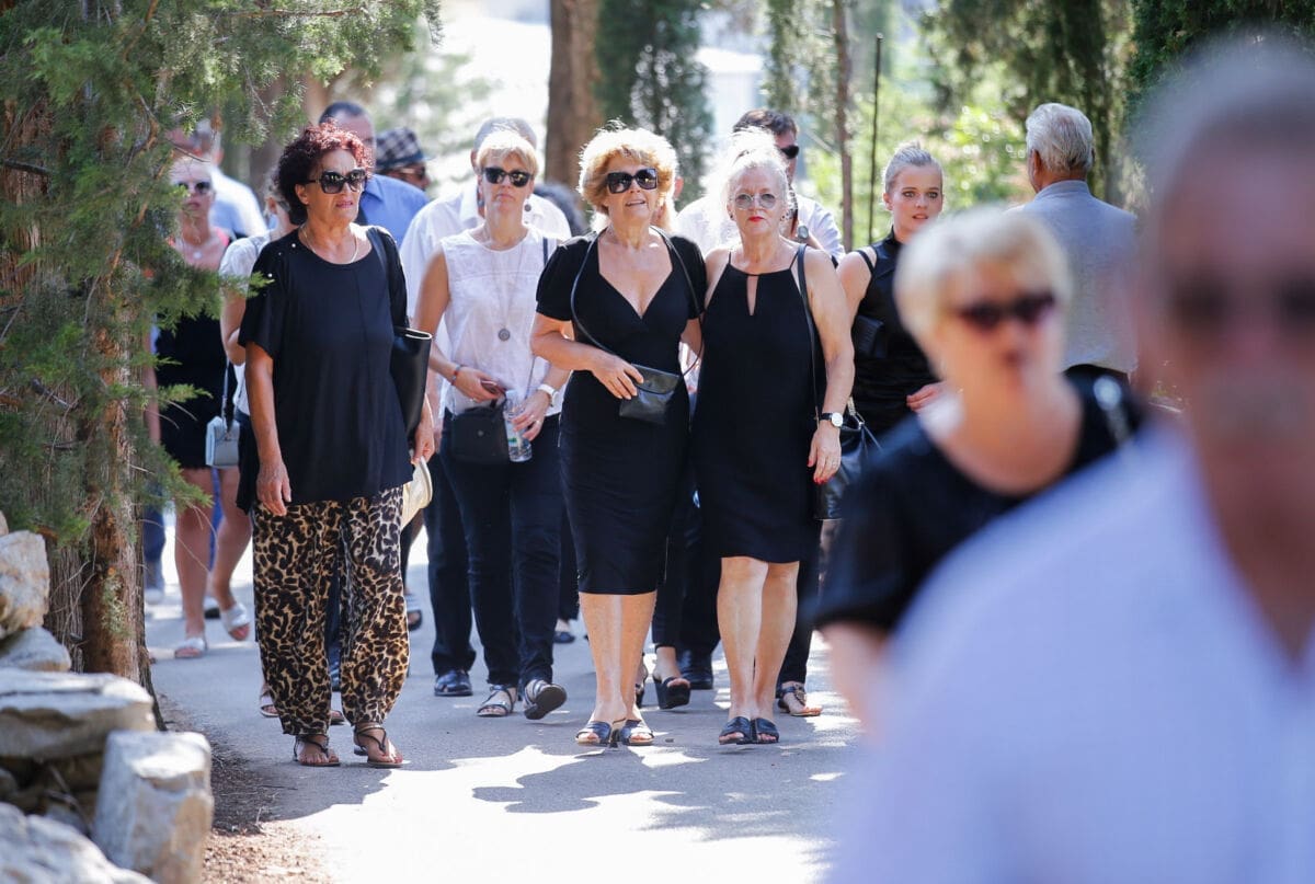Rijeke ljudi slijevaju se na mjesno groblje u Veloj Luci da isprate Olivera na posljednji počinak