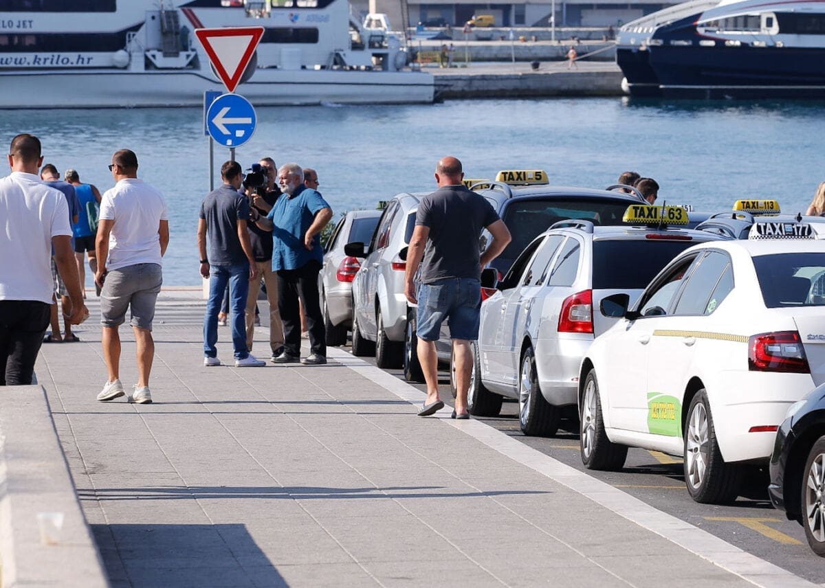 NAPETO U SPLITSKOJ TRAJEKTNOJ LUCI "Jutros se dogodila invazija Ubera na naša taksi stajališta"