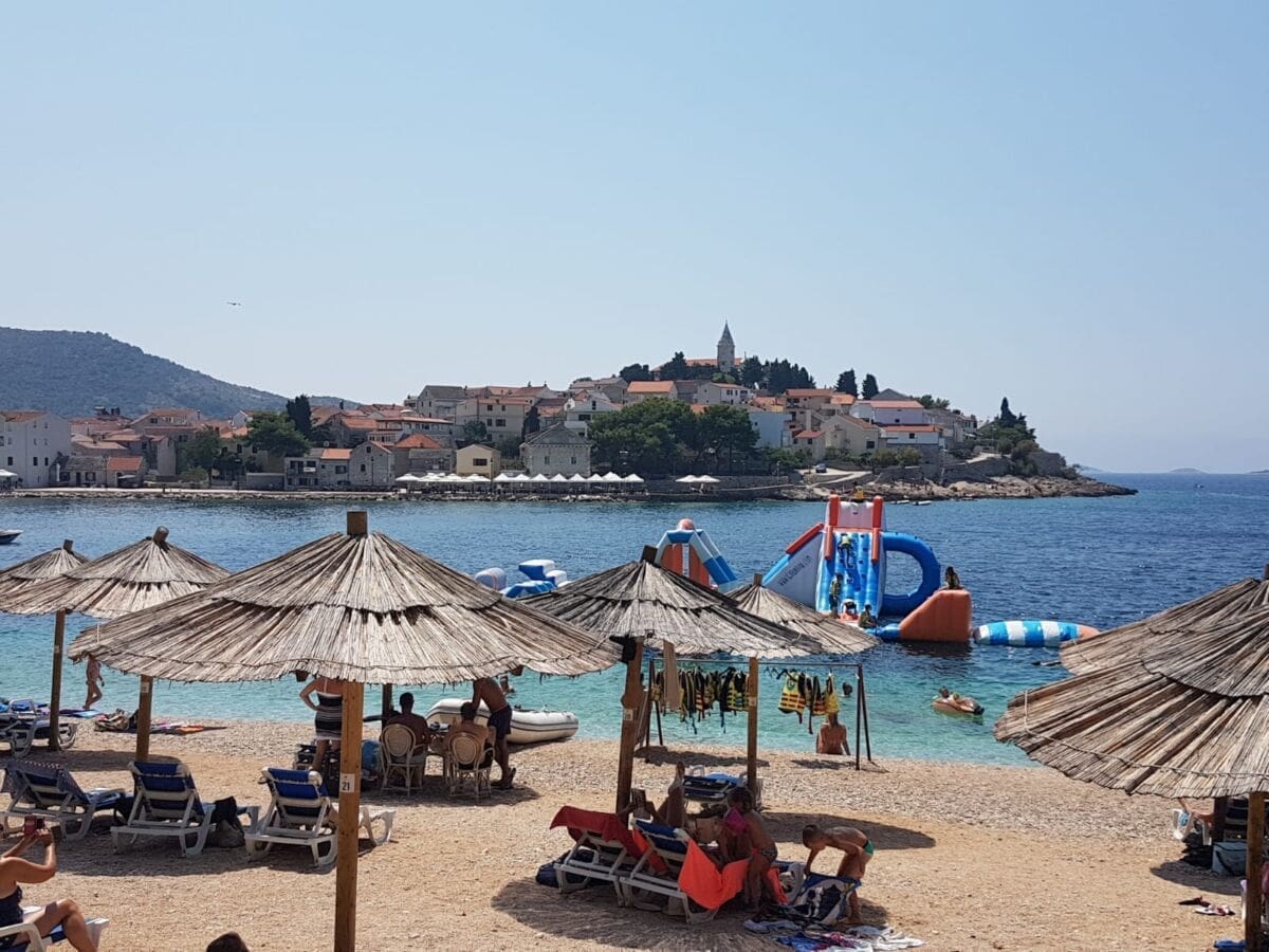 Đir predivnim primoštenskim plažama: Evo kako se građani bore s velikim vrućinama