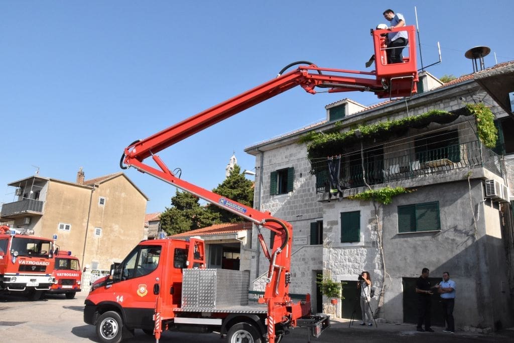 Grad Kaštela DVD-u Kaštel Gomilica donirao novo vozilo vrijedno 570 tisuća kuna