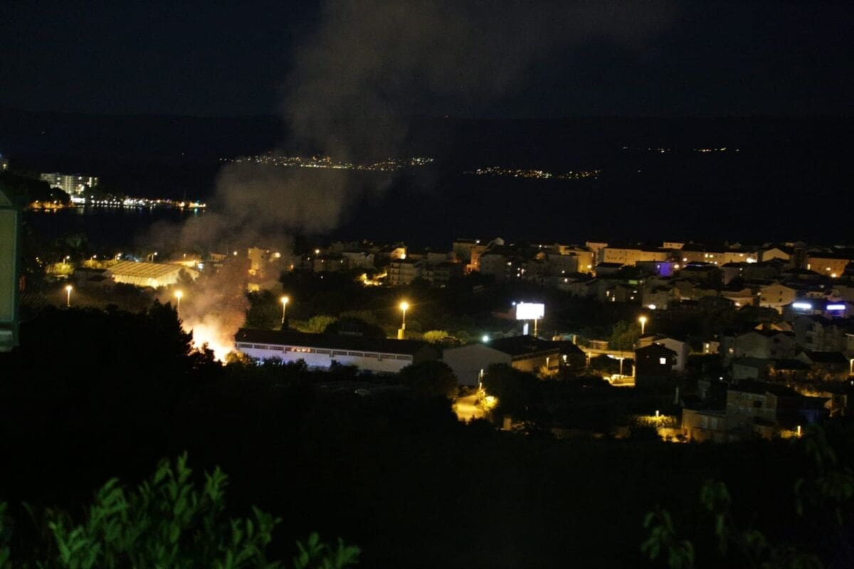 Brzom intervencijom vatrogasaca požar kod Osnovne škole Kamen-Šine lokaliziran