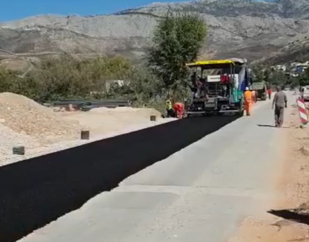 KONAČNO! Počelo asfaltiranje prvog sloja raskopane ceste Strožanac – Žrnovnica