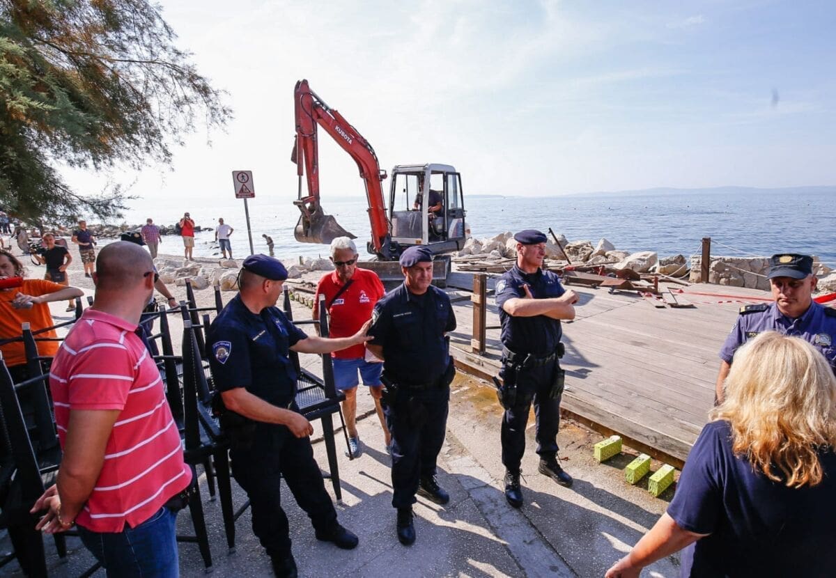 DRAMATIČNO NA FIRULAMA Pauk oslobodio prolaz bagerima: Srušen štekat kafića!