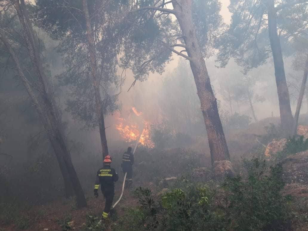 Požaru u Orebiću se ne nazire kraj, kod Metkovića i dalje aktivan, a u Konavlima se širi