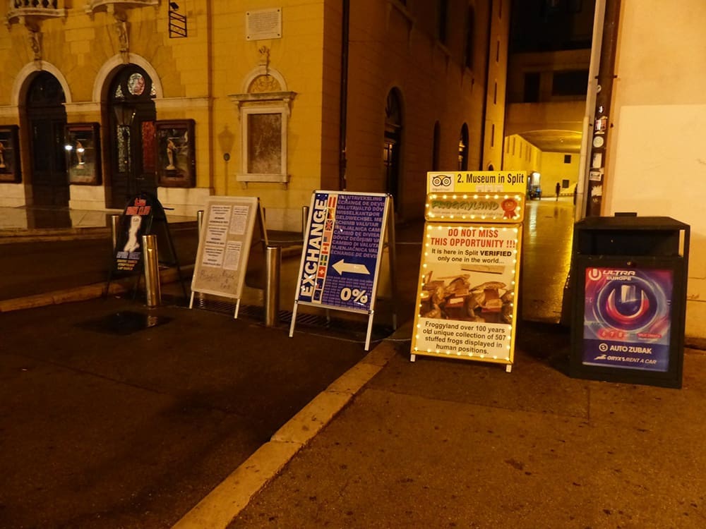 Splitski aktivisti ponovno u akciji: Reklamne panoe iz gradske jezgre preselili pred HNK