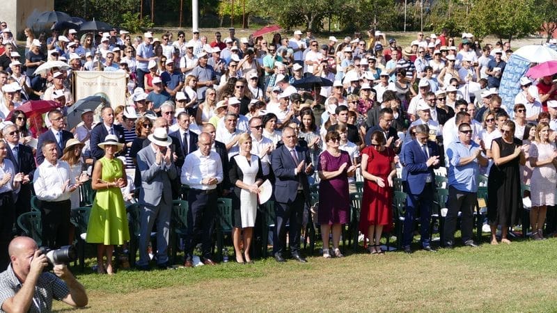 Solin: 20 tisuća vjernika na Susretu hrvatskih katoličkih obitelji, na misi predsjednica RH, ministar Krstičević, gradonačelnik Krstulović Opara...