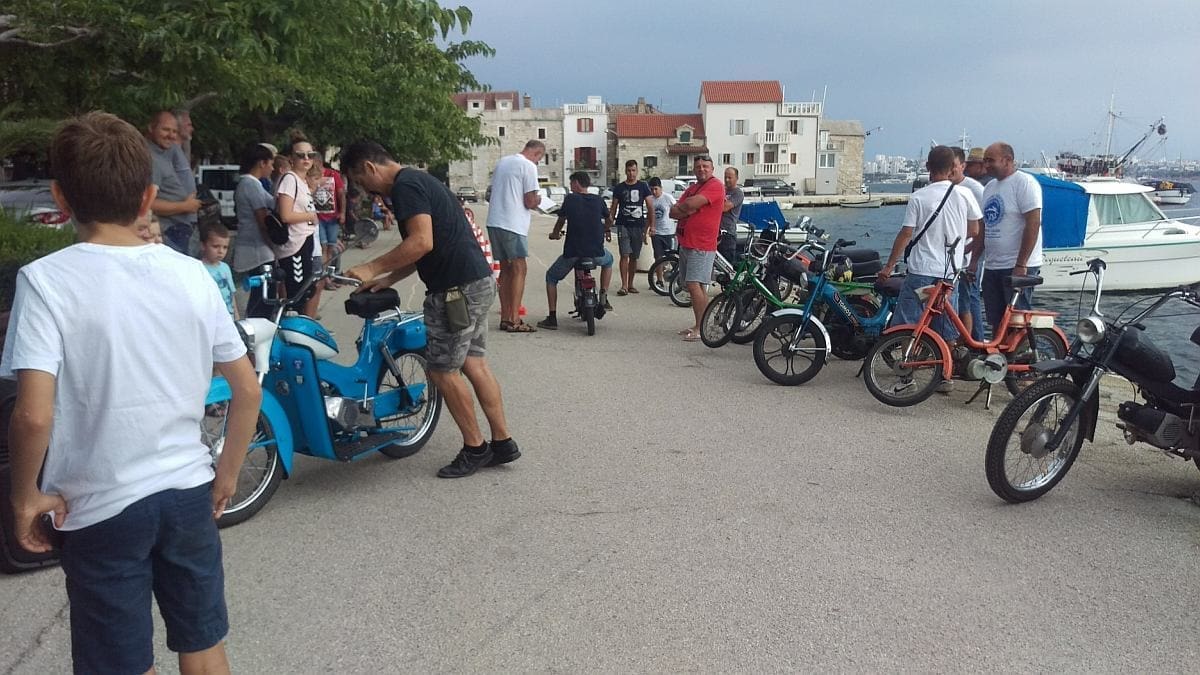 Stari Tomosi "okupirali" Kaštel Sućurac: Ljubitelje starih motora nije omela ni kiša