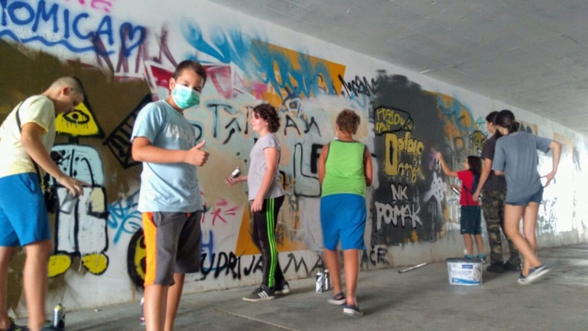 Mladi polaznici xSTatic graffiti škole oslikavaju pothodnik na Skalicama: Pridružio im se i gradonačelnik