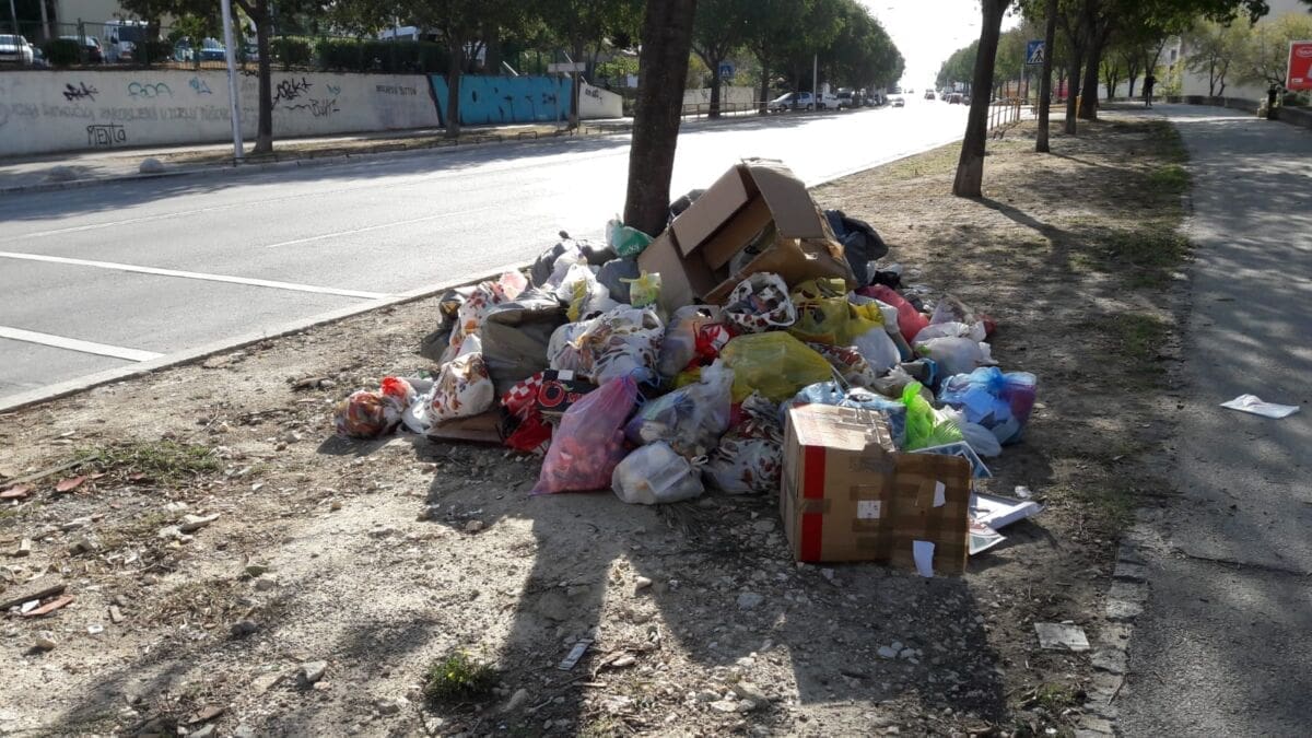 NEVIDLJIVI KONTEJNER Pogledajte petodnevno brdo smeća u Ulici Bruna Bušića