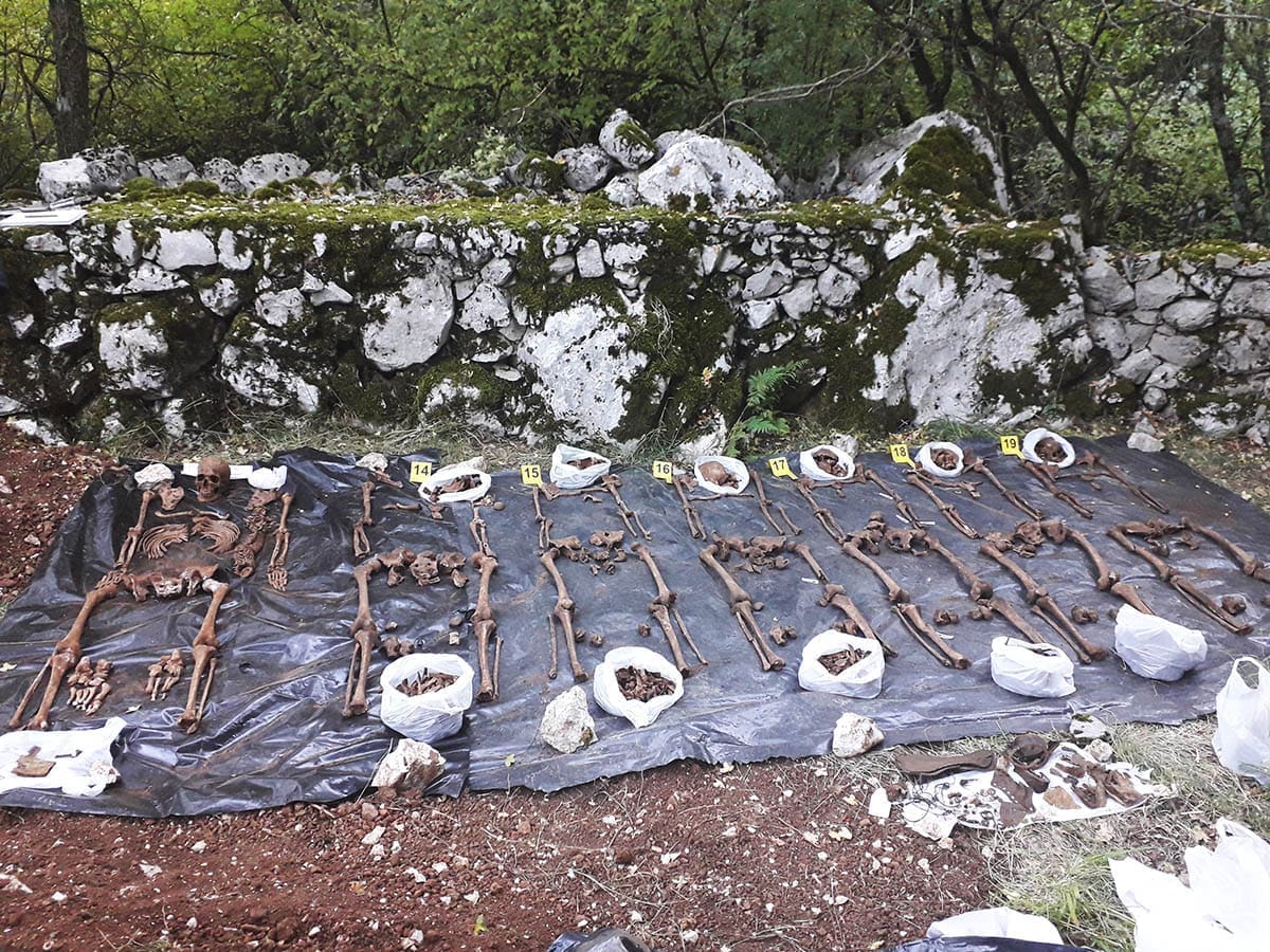 VELIKA EKSHUMACIJA KOD ZAGVOZDA Pronađeni posmrtni ostaci 30 osoba, među njima i svećenika