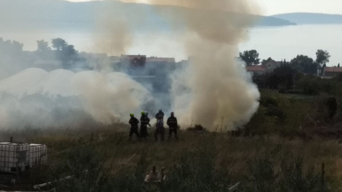 EKSPLOZIJA U KAŠTEL GOMILICI U požaru poljske kuće eksplodirala boca plina, vatrogasci se borili s dva požara