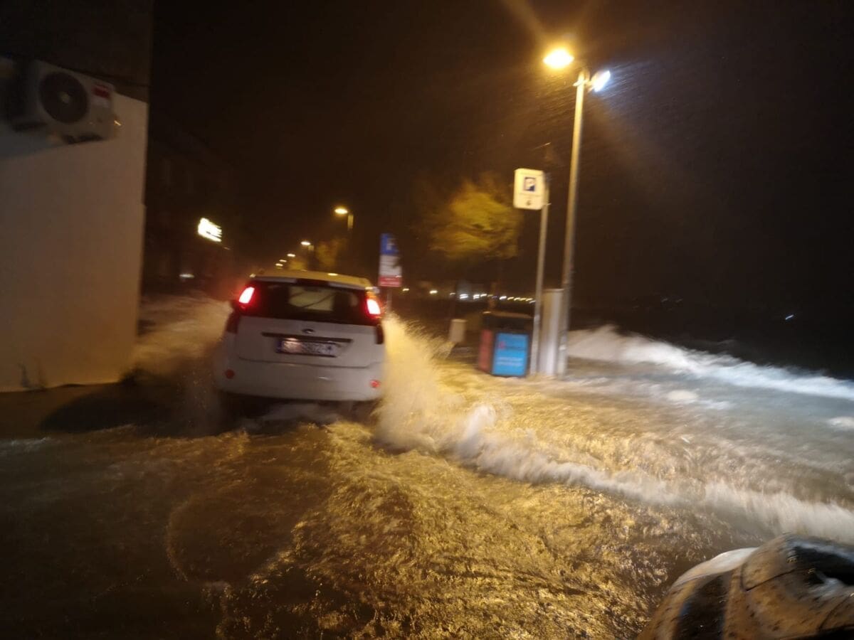 MORE SE IZLILO NA RIVU Pogledajte "surfanje" automobila potpuno poplavljenom cestom na Čiovu