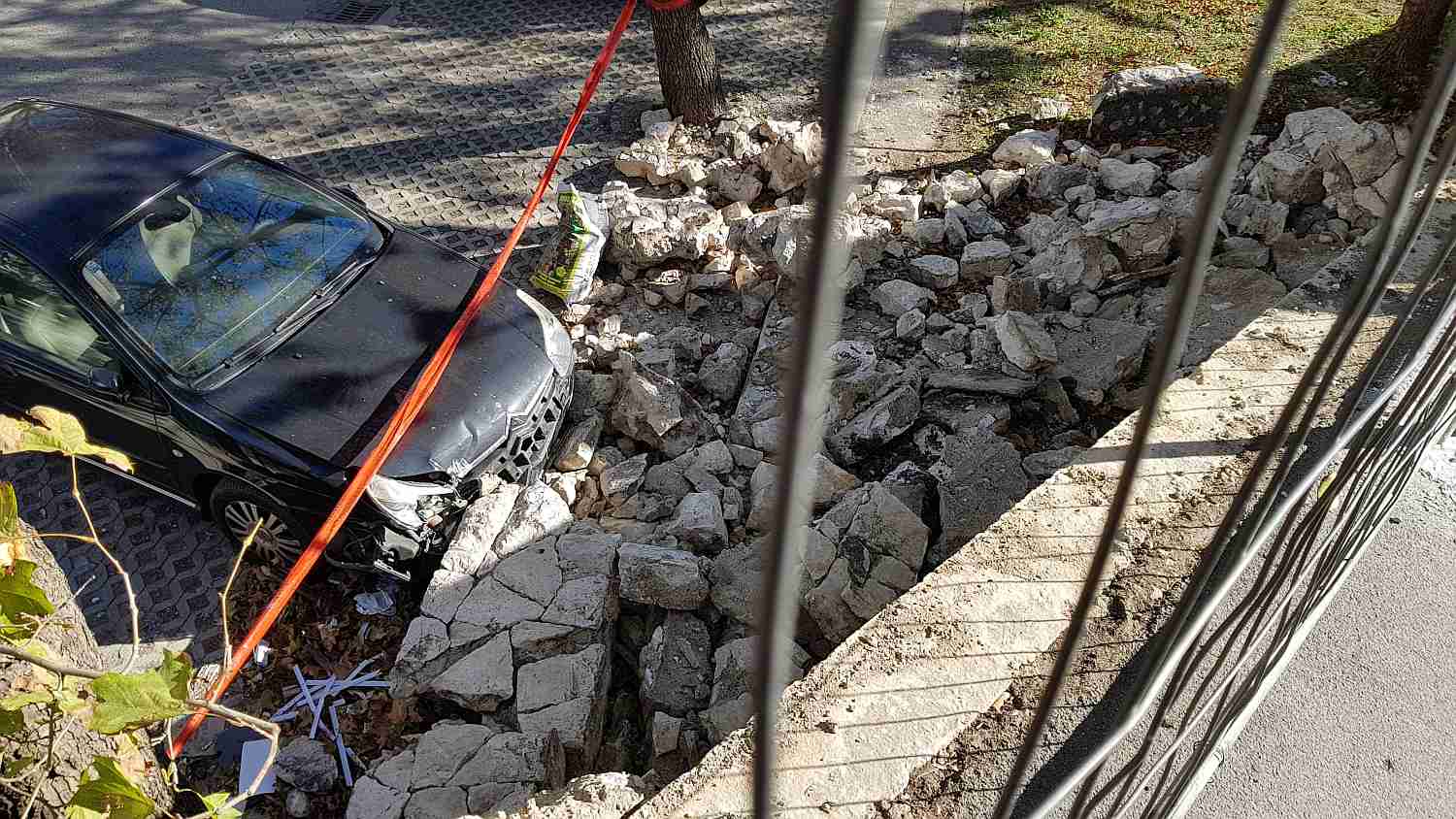 NESREĆA NA MERTOJAKU Automobilom udario u zid koji se potom urušio u dužini od nekoliko metara