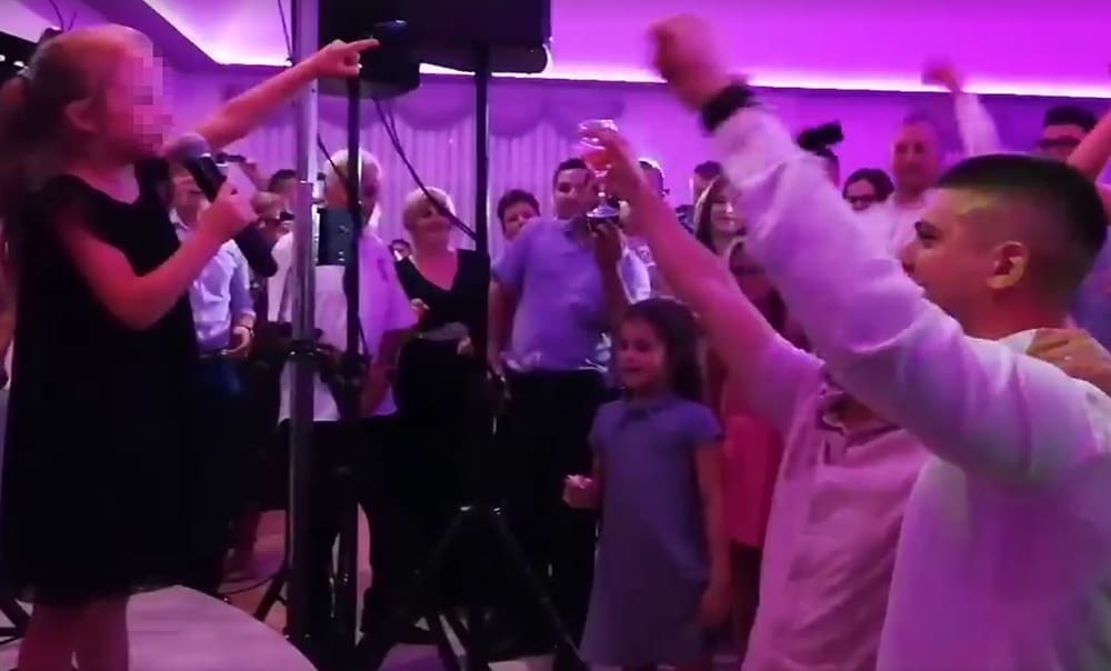 RASPAMETILA EKIPU Petogodišnjakinja na svadbi zapjevala "Zbog jedne ljubavi" i izazvala sveopći kaos