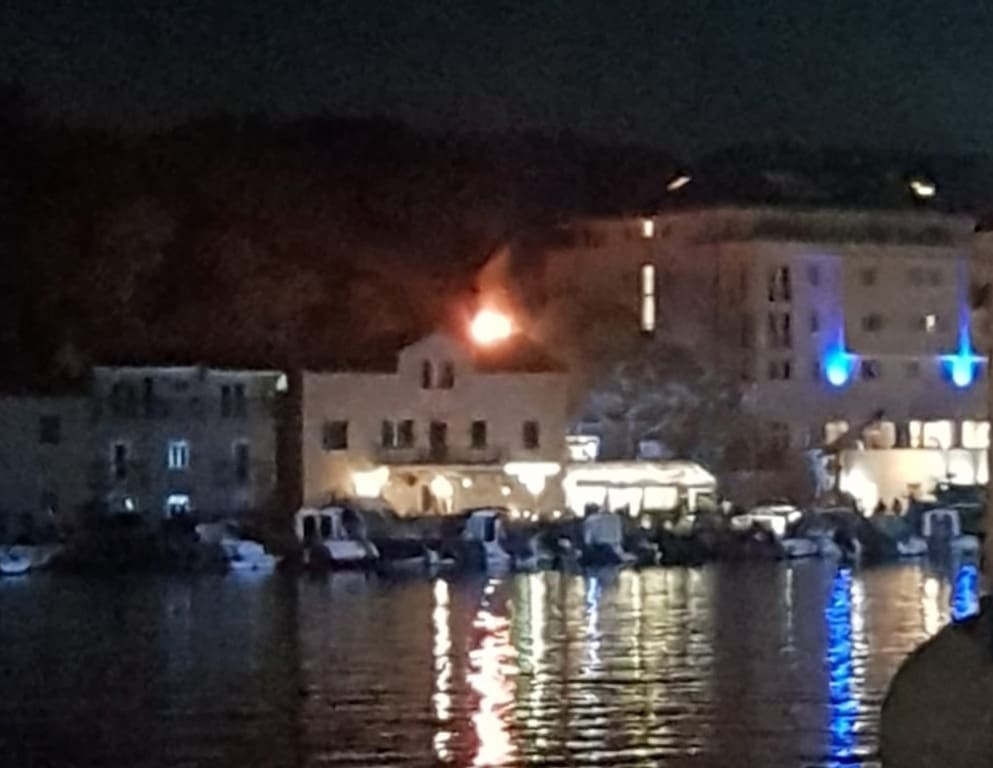 Požar na poluotoku Sv. Petra: Zapalio se dimnjak poznatog makarskog restorana