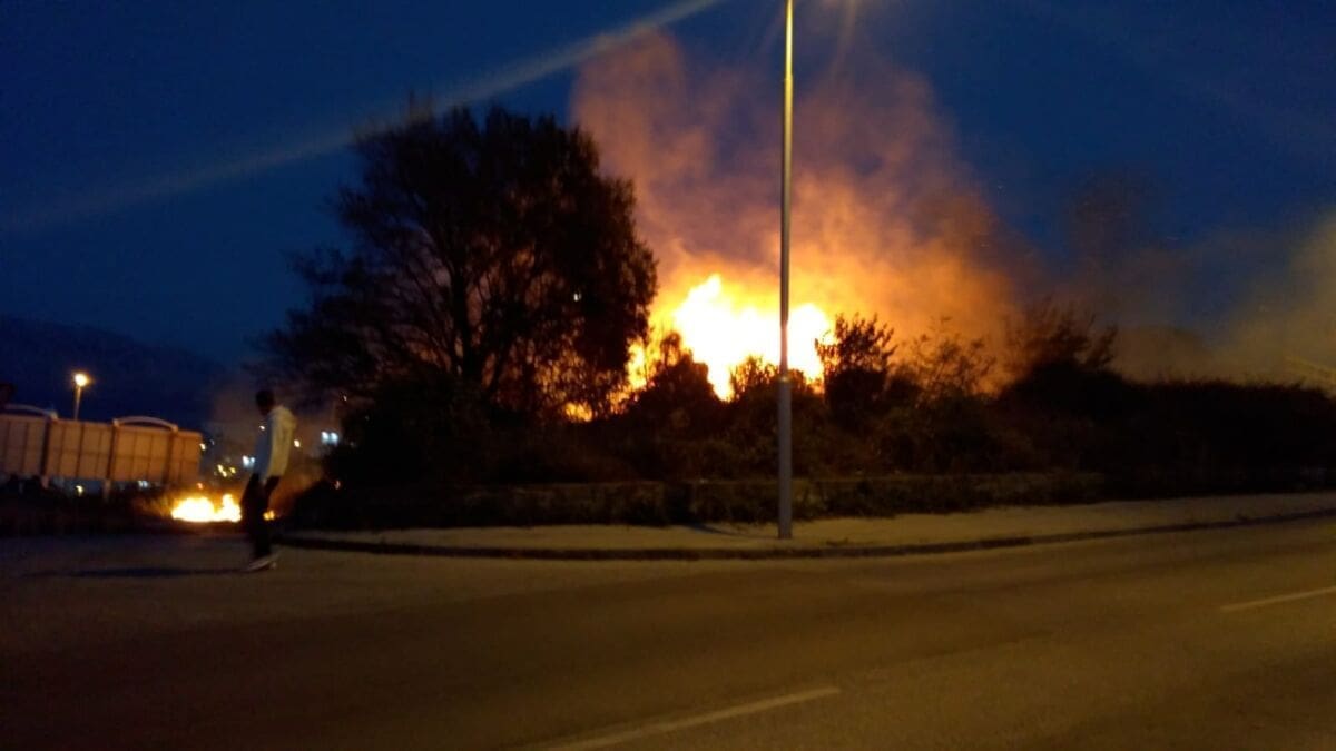 PLANULO KOD NADVOŽNJAKA U VUKOVARSKOJ Vatrogasci uspješno ugasili vatru, bura otežavala gašenje