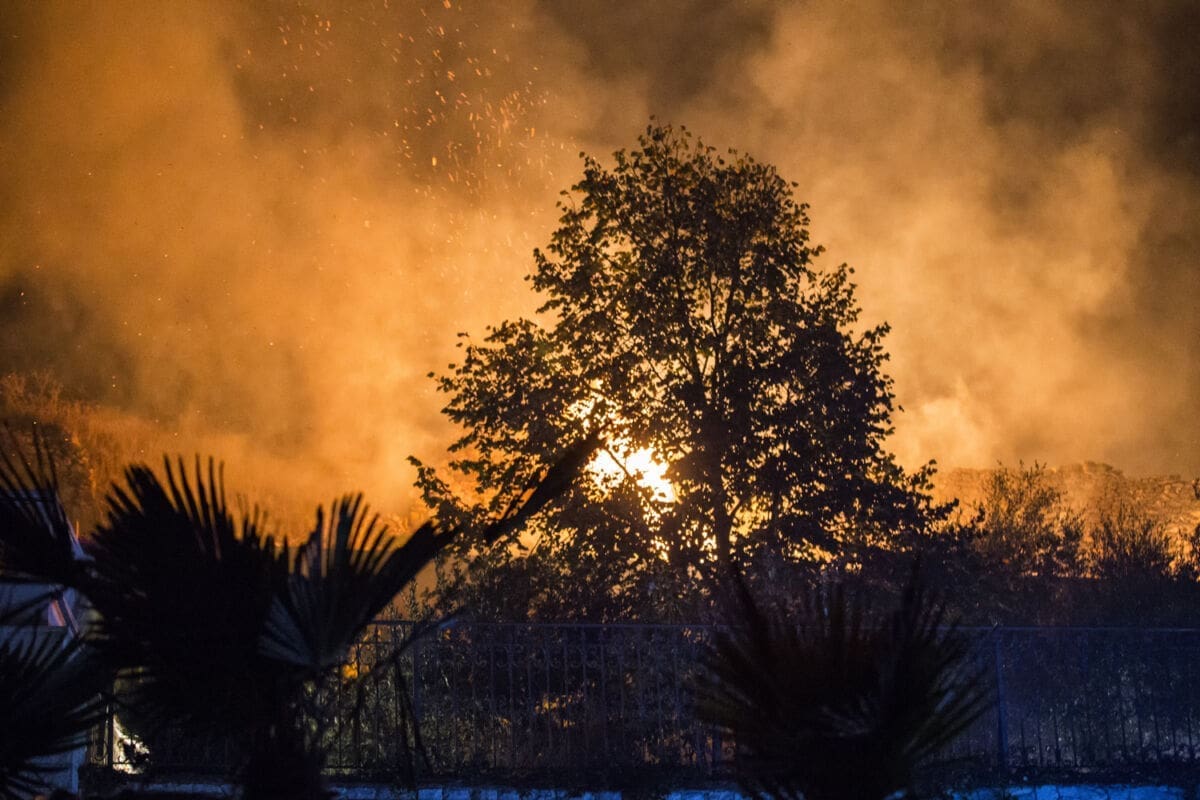 VEĆ DRUGI POŽAR U PONEDJELJAK NAVEČER U SPLITU! Požar na Žnjanu lokaliziran, gasilo ga 20 vatrogasaca