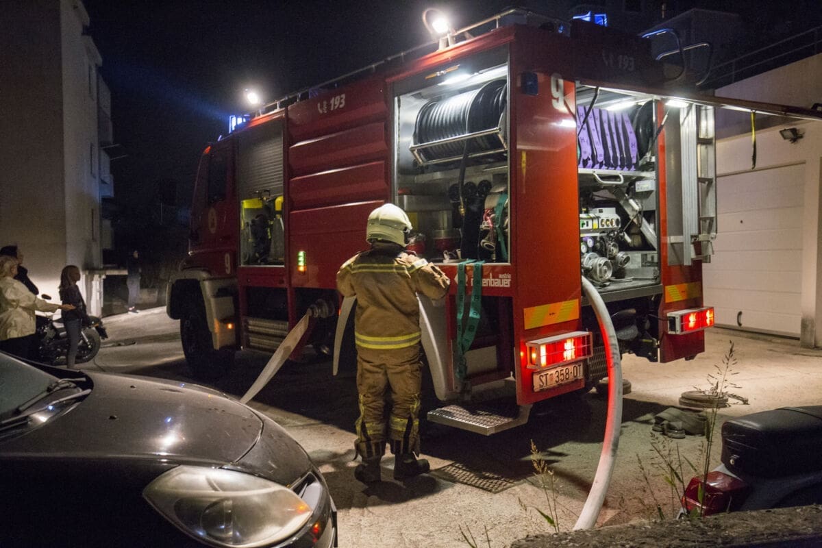 BUKTINJA U VINKOVAČKOJ Izgorio Golf, vatra zahvatila i Twingo