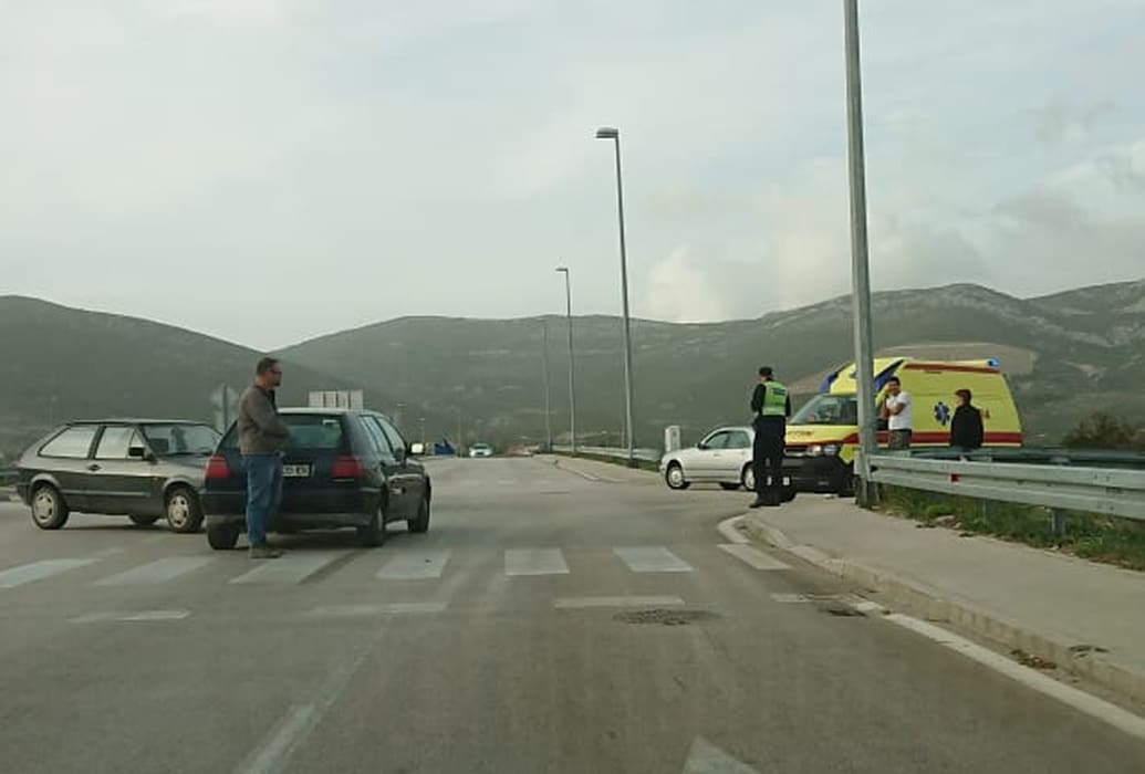 Prometna nesreća u Kaštelima: Sudar dvaju automobila na brzoj cesti