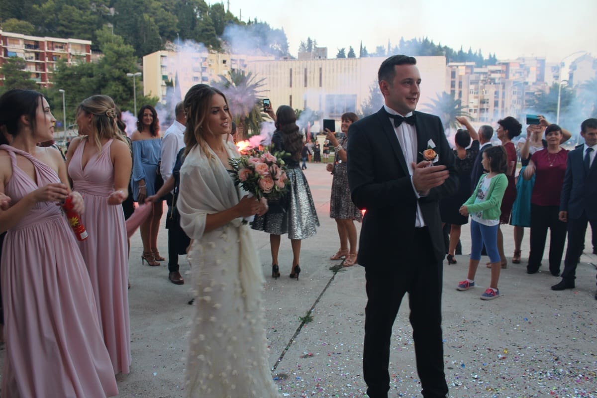 FEŠTA U PLOČAMA Vjenčali se Renata Kežić i Branimir Vladimir, uz pjesmu i bakljadu