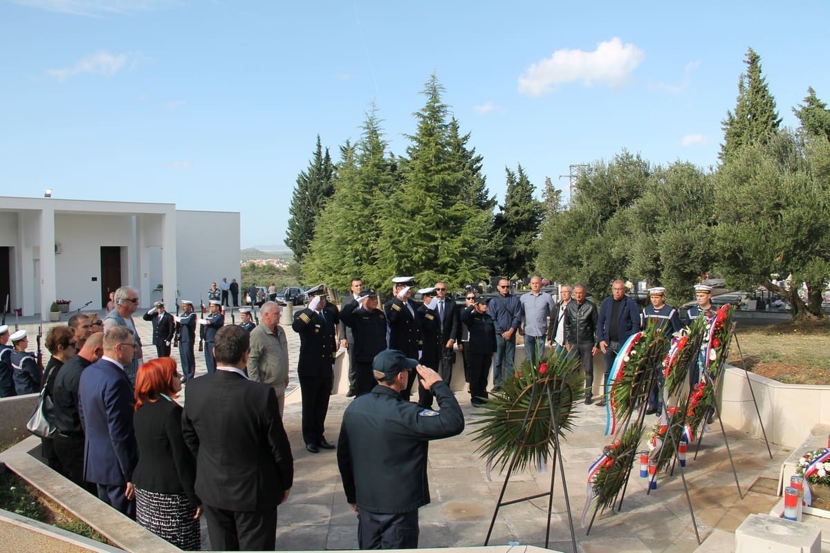 Šibenik: uz blagdan Svih svetih cvijeće i svijeće za poginule hrvatske branitelje i civilne žrtve Domovinskog rata