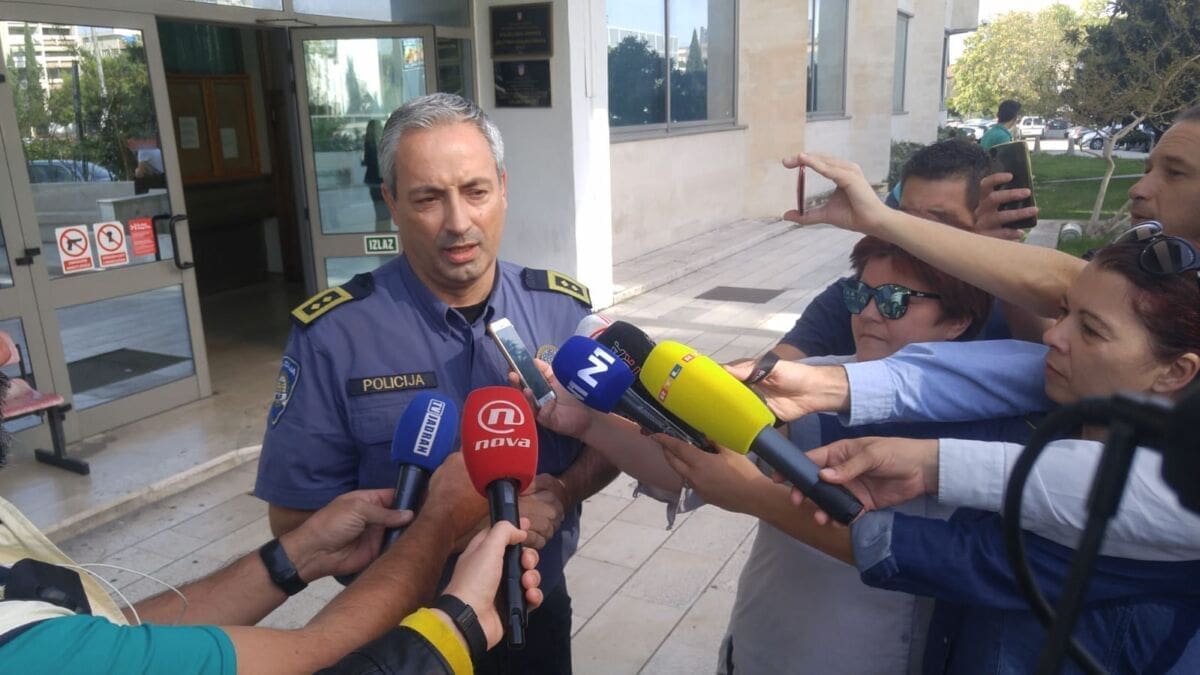 POLICAJAC UDALJEN S DUŽNOSTI Šef splitske policijske uprave ispričao se mladiću koji je napadnut u Svačićevoj: "Utvrdili smo indentitet policijskog službenika na snimci"