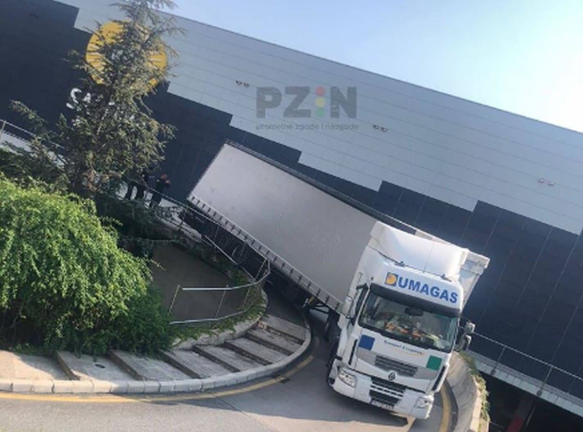 NI NAPRID NI NAZAD Evo tko je prouzročio zastoj kraj trgovačkog centra u Solinu