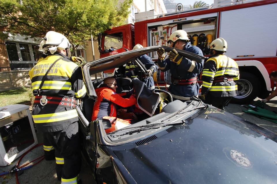KRŠ I LOM U MAKARSKOJ Pred školom vatrogasci, Civilna zaštita, Hitna pomoć...