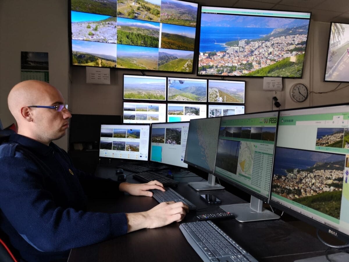 Znate li kako se detektiraju i nadgledaju požari u cijeloj županiji? Ovako izgleda radni dan u Županijskom vatrogasnom operativnom centru