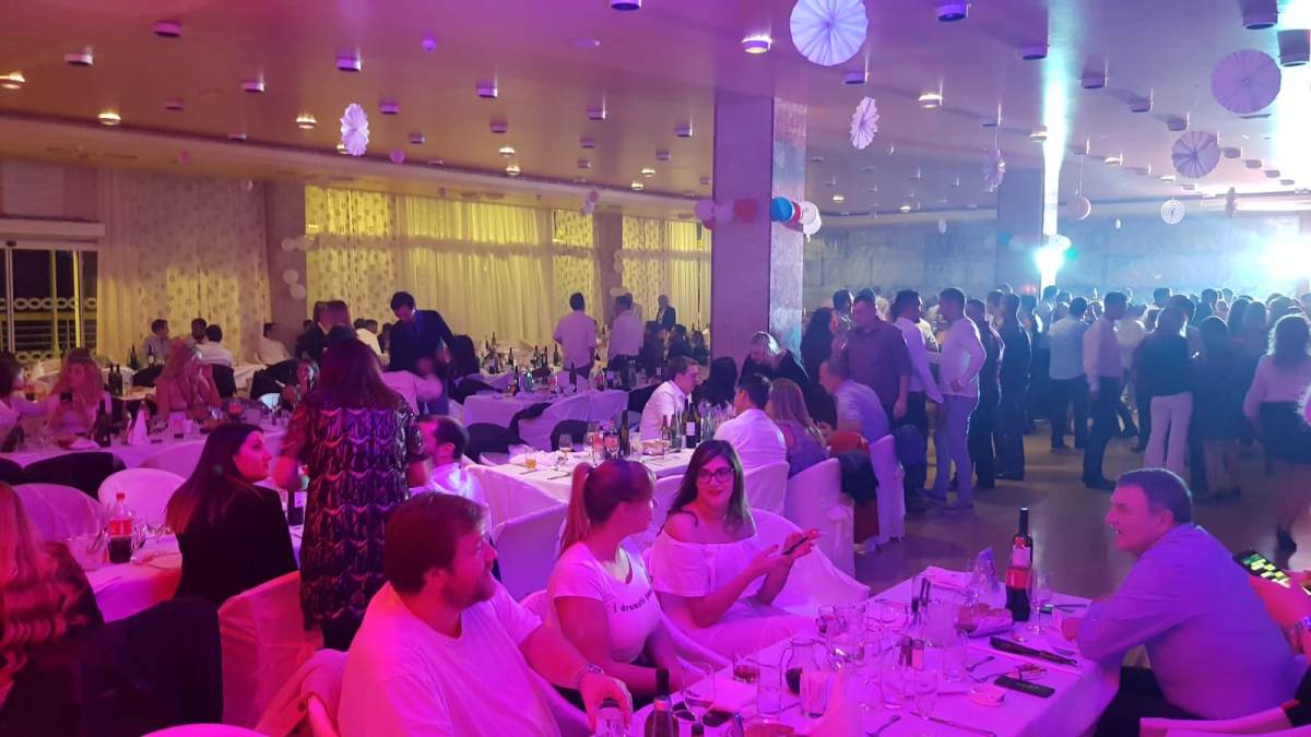 Pogledajte "Bilu noć Hajduka u Makarskoj" na YouTubeu