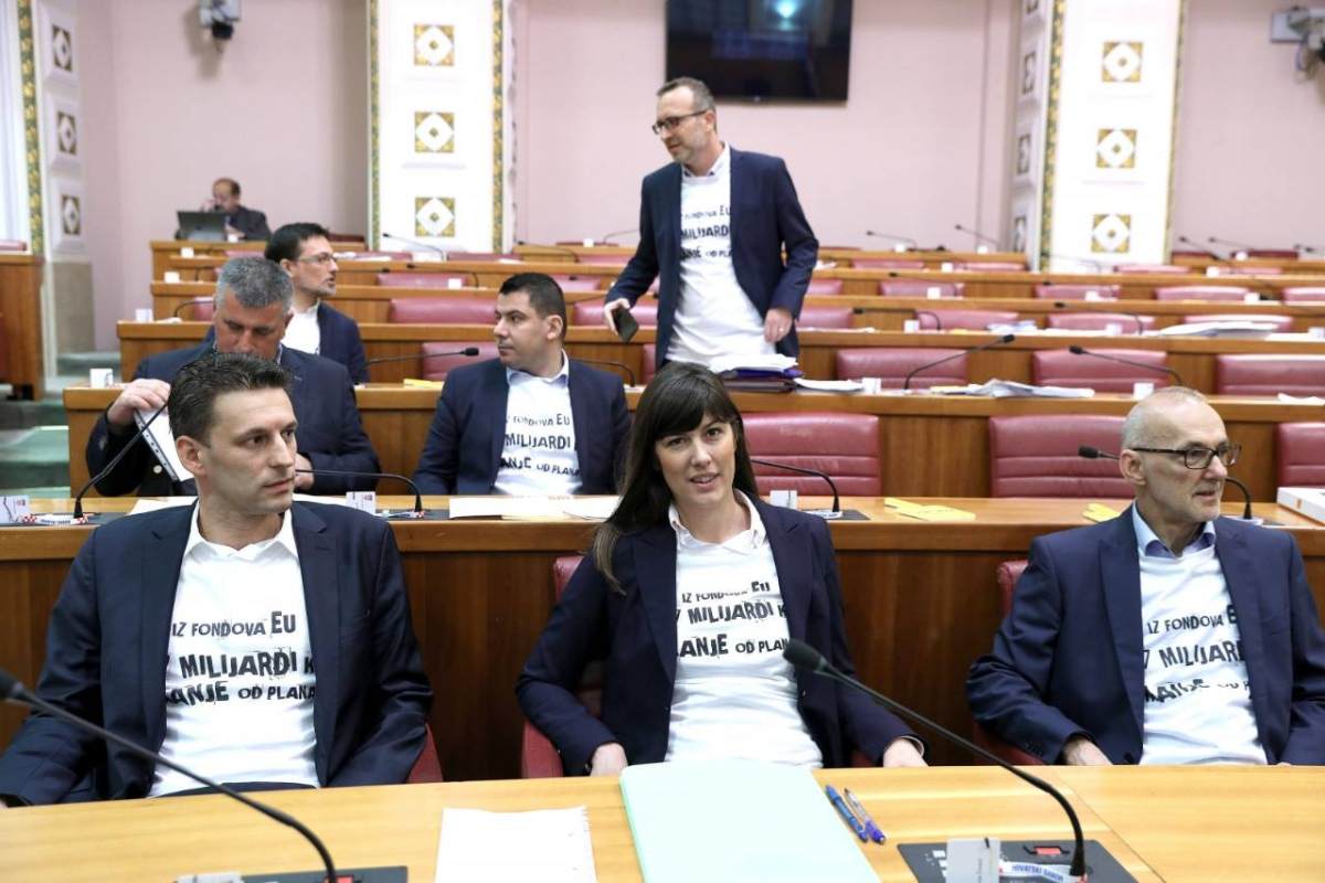 Mostovi zastupnici u majicama s natpisom 'Iz fondova EU 2,7 milijardi kuna manje od plana'