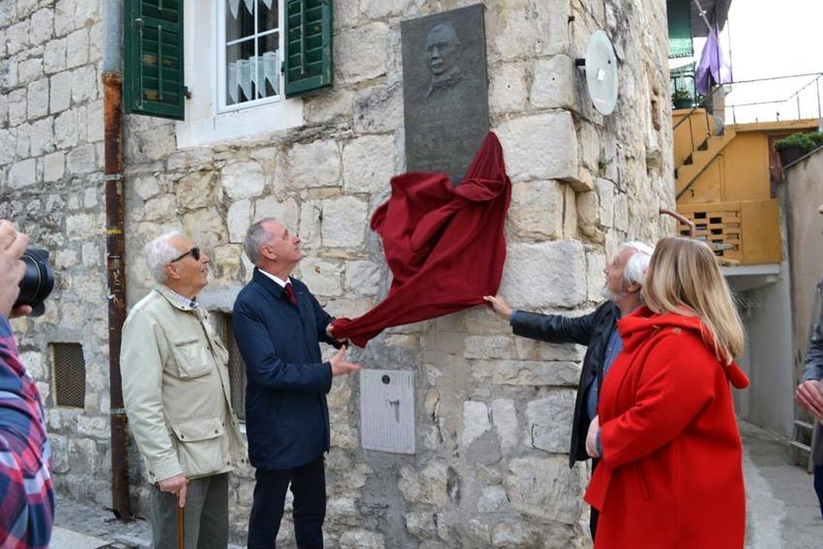 POČAST VELIKANU U Radunici otkrivena spomen-ploča Anti Trumbiću koji se borio da Dalmacija bude dio Hrvatske