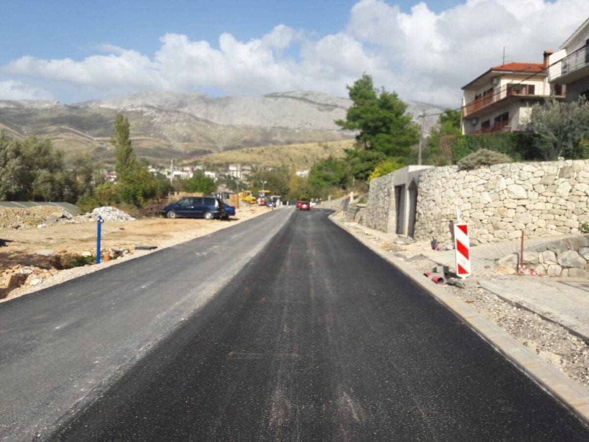 Završena prva faza asfaltiranja ceste Strožanac - Žrnovnica: Nakon skoro godine dana promet dvosmjerno kada nema radova