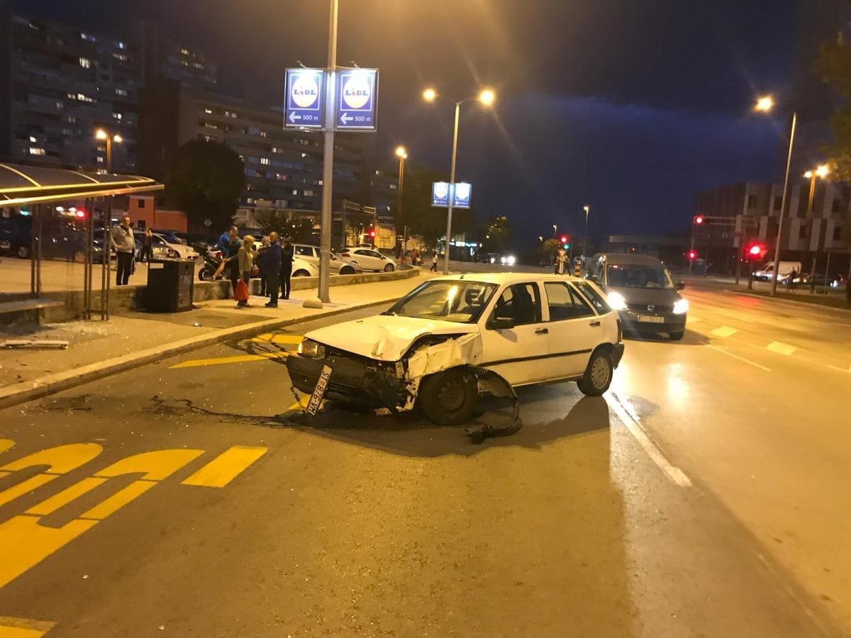 POGLEDAJTE VIDEO Pokušao upaliti automobil guranjem pa "odnio" autobusnu stanicu