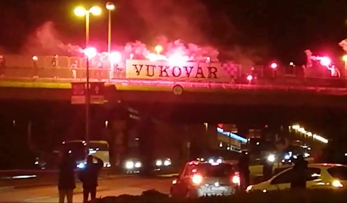 VUKOVARU U ČAST Pogledajte veličanstvenu bakljadu koju je na nadvožnjaku organizirala Torcida Barutana