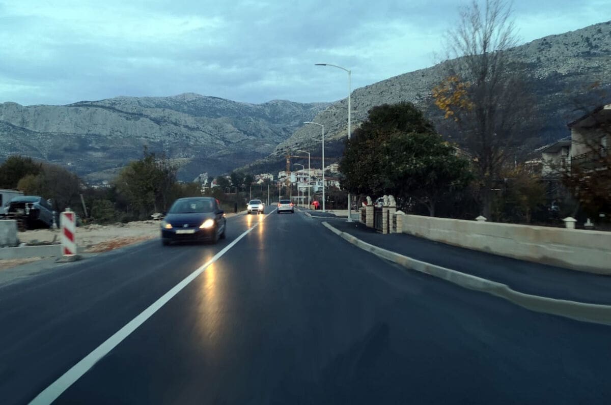 Cesta Strožanac - Žrnovnica poprima konačan izgled: Ucrtana razdjelna linija, postavljaju se rasvjetni stupovi