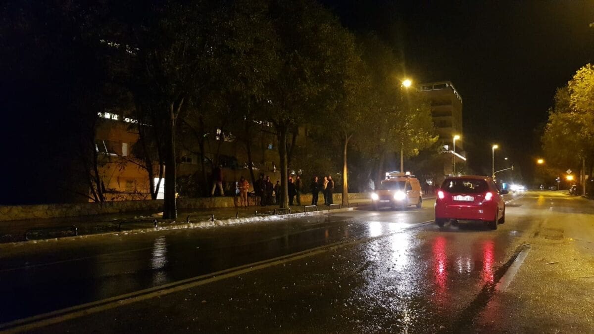 Dio Ulice Matice Hrvatske u Splitu pod vodom: Zbog puknuća cijevi poplavljeni dio kolnika i nogostupa