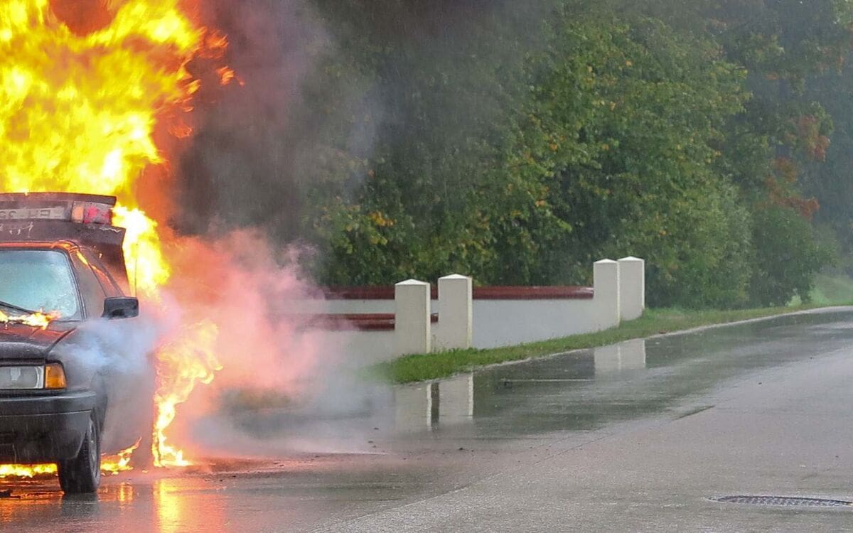 EKSPLOZIV PODMETNUT POD AUTOMOBIL Uništeni Jaguar, a oštećeni BMW i obiteljske kuće