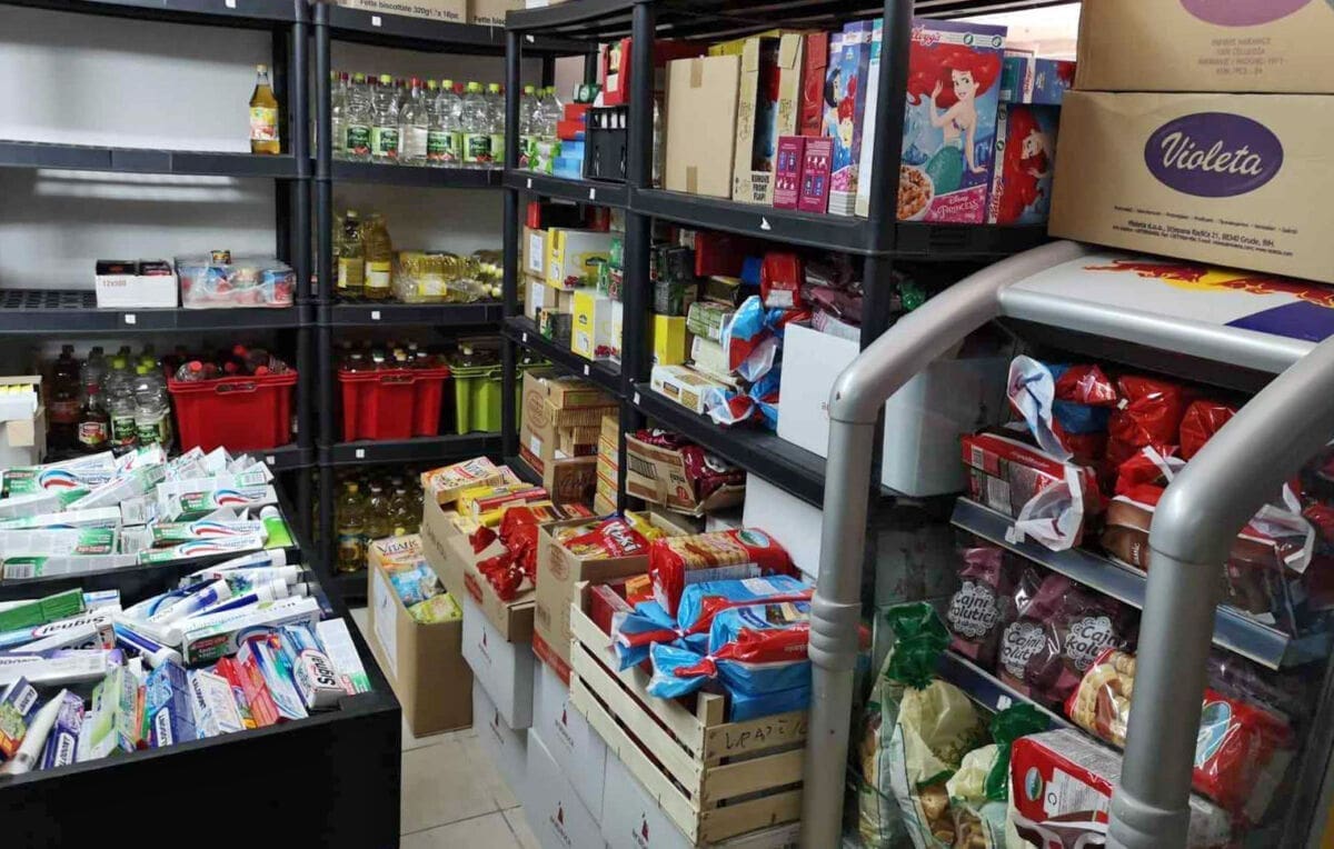 Crveni križ Split dijeli pakete prehrambenih proizvoda za sugrađane u potrebi