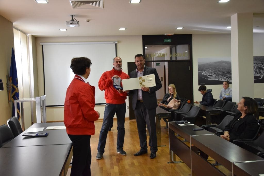 GD Crvenog križa Kaštela dodijelilo plakete najzaslužnijim obrazovnim institucijama, tvrtkama, Gradu Kaštela i gradonačelniku Ivanoviću