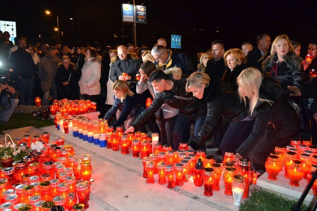 Mnogobrojni Splićani molitvom i svijećama odali počast svim stradalim civilima i braniteljima grada heroja
