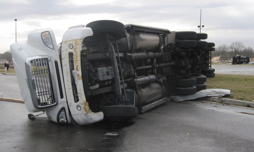 Kod Drniša se prevrnuo kamion: Vozač nije mogao izaći pa su intervenirali vatrogasci