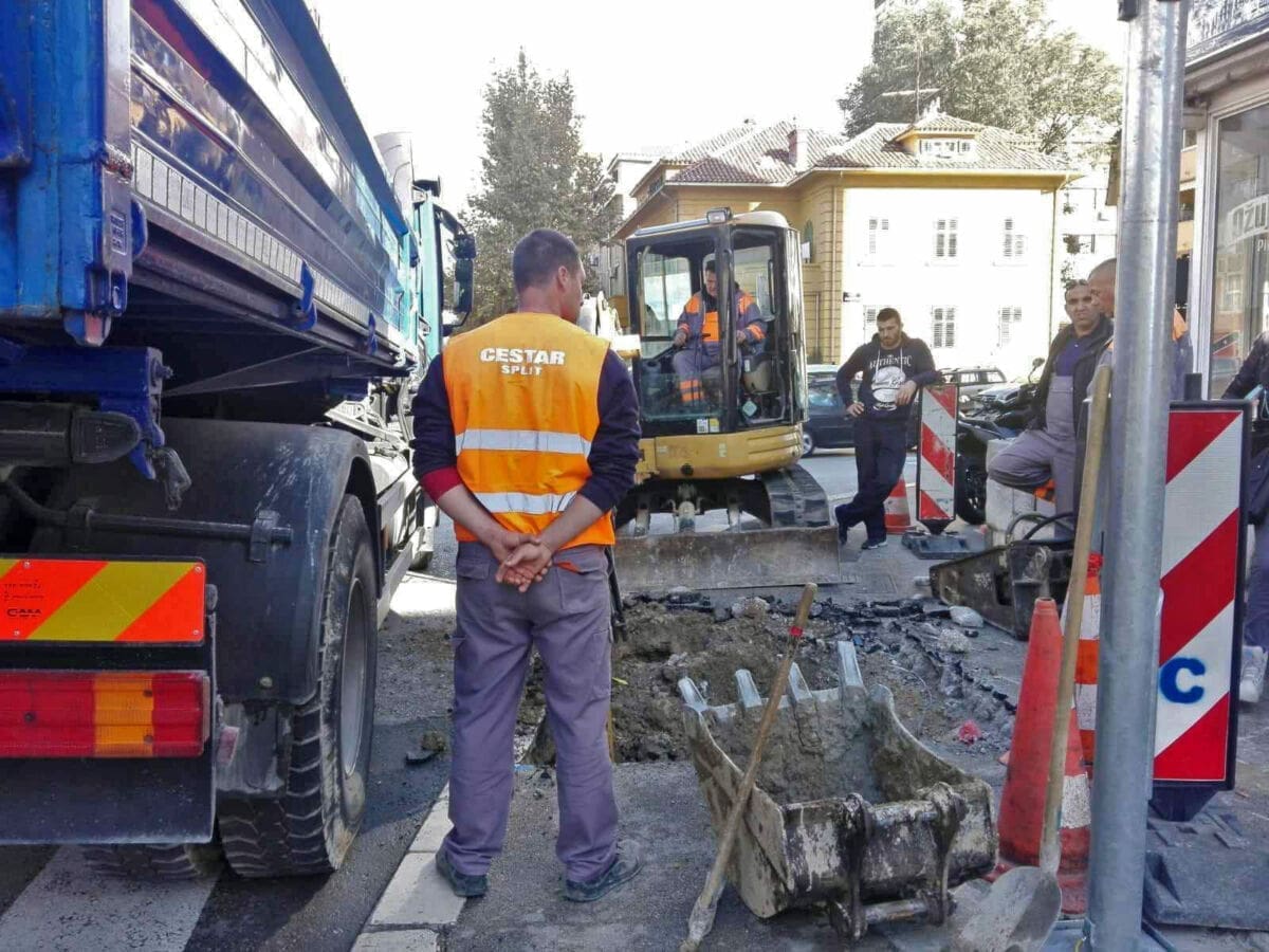 Grad ne želi riskirati nakon pada rasvjetnog stupa kod Victe: Zamjenjuje se čak 20 velikih semafora u Splitu!
