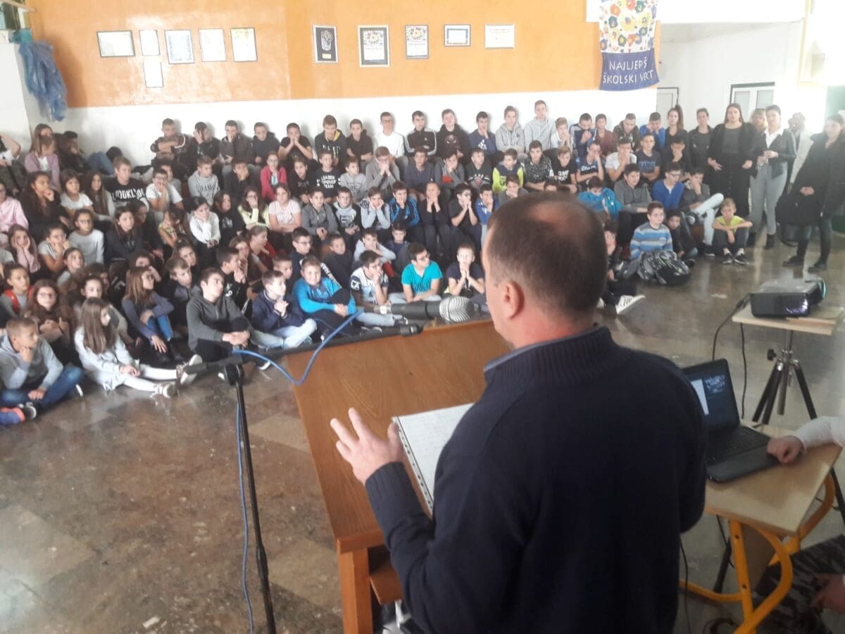 Vukovarski veteran održao emotivno predavanje pred 280 učenika u Žrnovnici: "U napadima na Vukovar ubijeno je 86 djece"