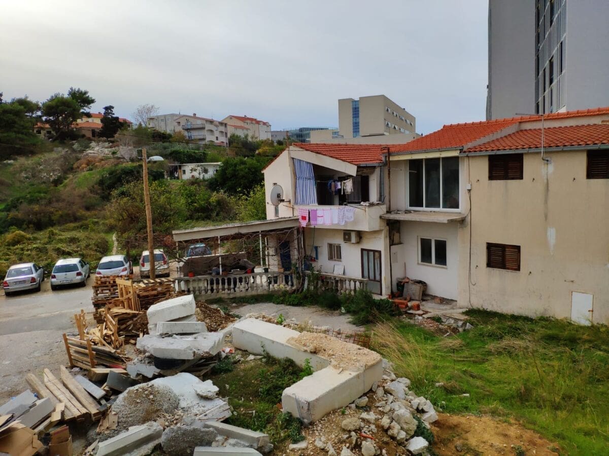 SPLITSKA NEKULTURA Pogledajte kako je smeće ostavljeno u Poljičkoj i u Bajamontijevoj