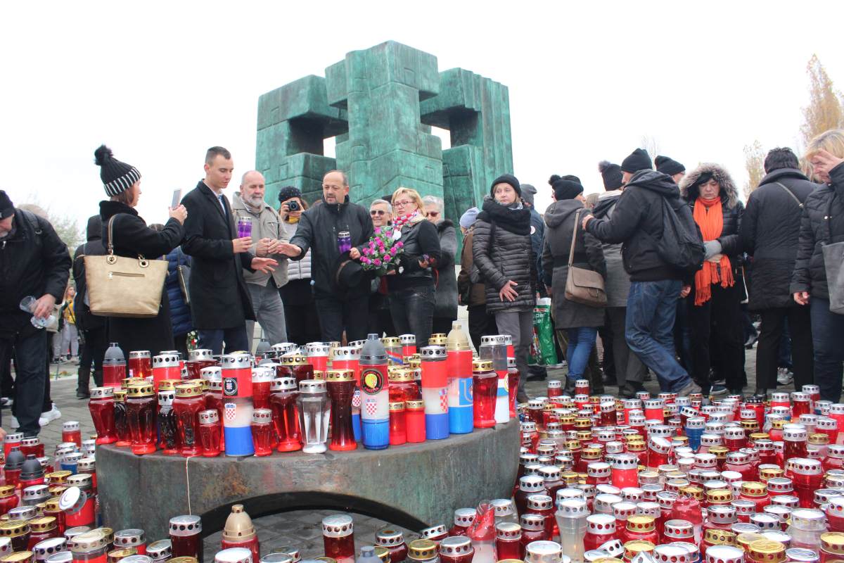 DALMACIJA DANAS NA LICU MJESTA Pogledajmo kako se žrtvama u Vukovaru poklonilo 65.000 ljudi u Koloni sjećanja