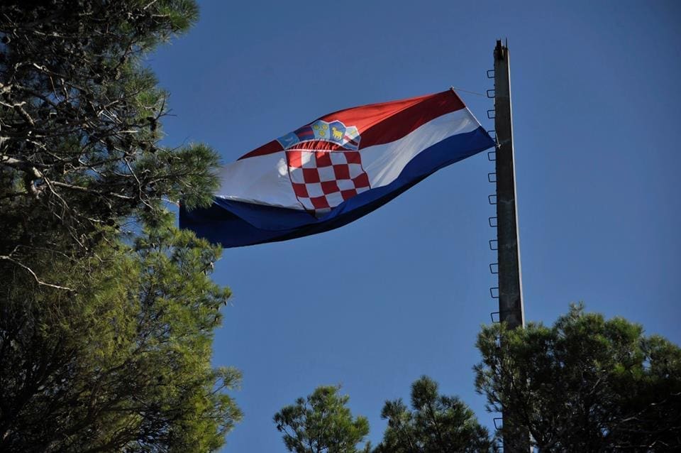 U SPOMEN NA HRVATSKOG MUČENIKA Na Marjanu podignuta hrvatska zastava u čast Frane Tente