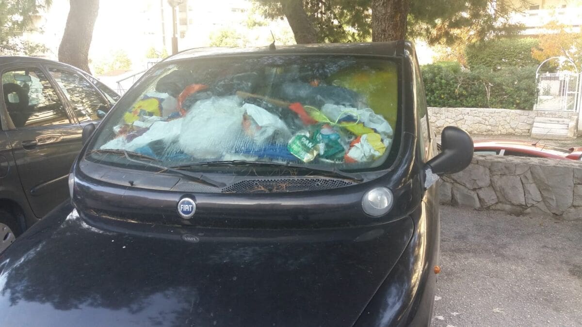 SAMO U SPLITU Automobil pretvorio u kontejner