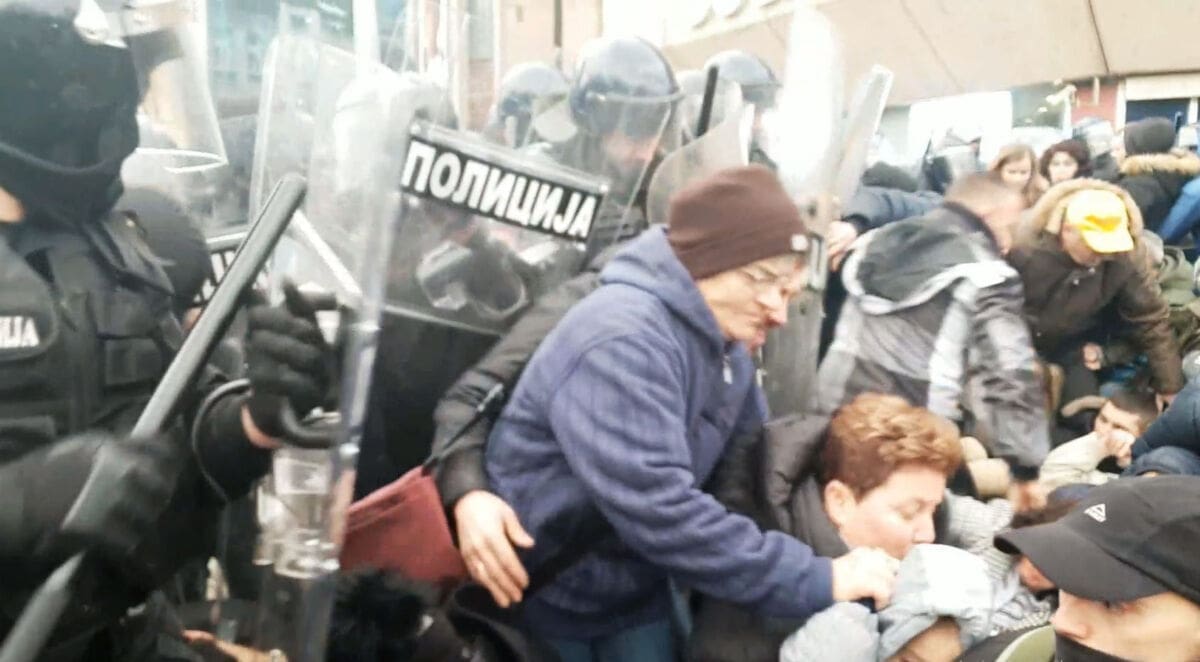 Policija rastjerala prosvjednike u Banjoj Luci: Cipelarili oporbene zastupnike, štitovima udarali okupljene