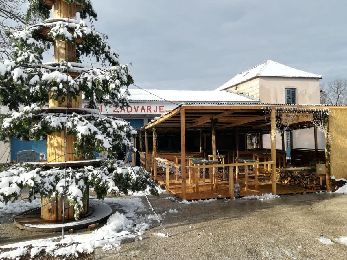 Večeras se otvaraju "Božićne dveri" u Zadvarju: Snijeg očišćen, prava zimska bajka može početi!